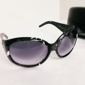 Lunettes soleil Roberto Cavalli pour femme.